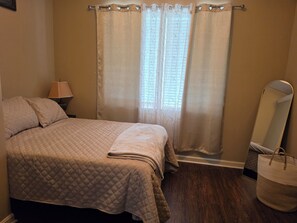 Tabla de planchar con plancha, wifi gratis y ropa de cama 
