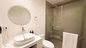 Dusche, Haartrockner, Handtücher, Seife
