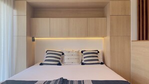 Ein Bett mit Kopfteil, zwei Kissen und einer Decke.