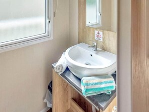 Shower - Coastal Escape in Crantock | Pool & Near Beaches (Newquay)