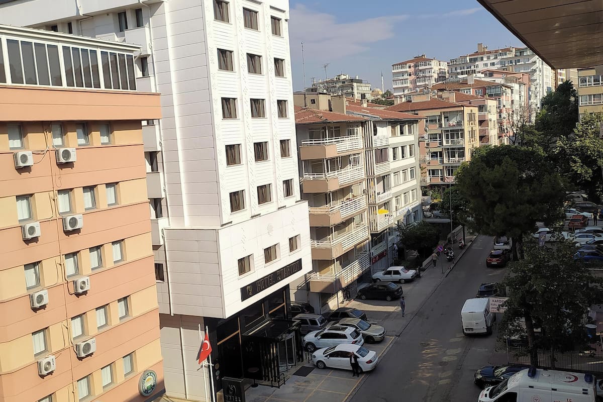 Habitación clásica con 2 camas individuales, vista a la ciudad | Vista desde la propiedad