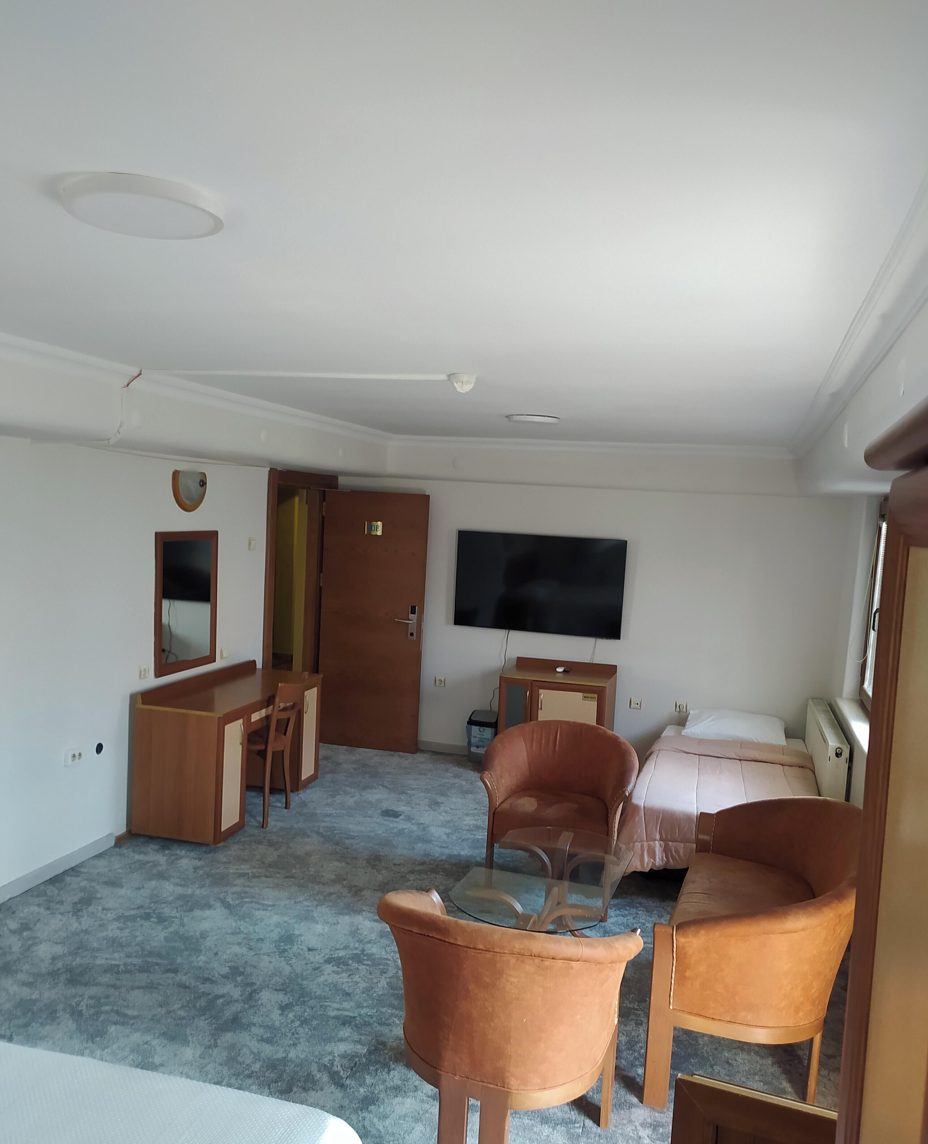 Suite clásica, balcón, vista a la ciudad | Sábanas de algodón egipcio y ropa de cama de alta calidad 