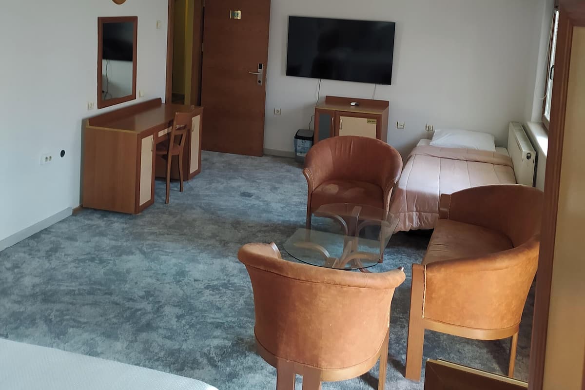Suite clásica, balcón, vista a la ciudad | Sábanas de algodón egipcio y ropa de cama de alta calidad