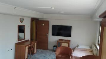 Suite clásica, balcón, vista a la ciudad | Sábanas de algodón egipcio y ropa de cama de alta calidad