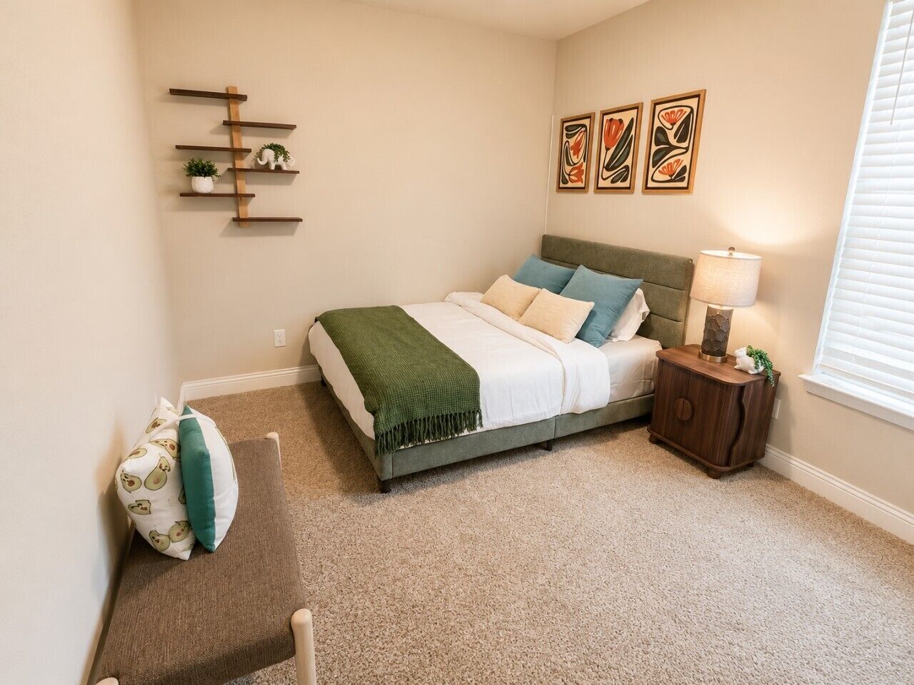 Desk, iron/ironing board, WiFi, bed sheets
