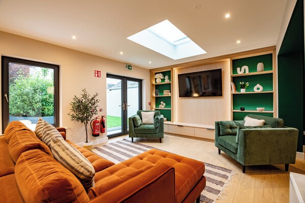 Living area - 9BR Galway House - Walk to Eyre Square - Parking for 5 Cars (Galway)