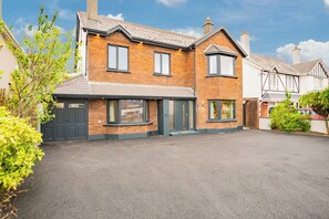 Exterior - 9BR Galway House - Walk to Eyre Square - Parking for 5 Cars (Galway)