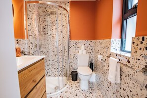 Bathroom - 9BR Galway House - Walk to Eyre Square - Parking for 5 Cars (Galway)