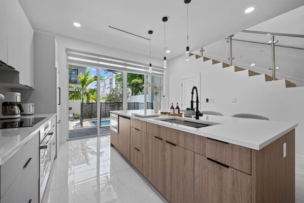 Coffee/tea maker, fridge, microwave, oven - The Venice Hideaway- 4BR Pool Oasis (Fort Lauderdale)