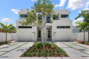 Exterior - The Venice Hideaway- 4BR Pool Oasis (Fort Lauderdale)