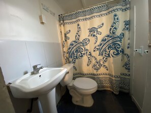 Towels, soap, toilet paper - Ocean-View Room (Hanga Roa)