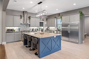 Coffee/tea maker, fridge, microwave, oven - 6BD/4.5BA Luxury Retreat w/ Games Room + Backyard (McKinney)