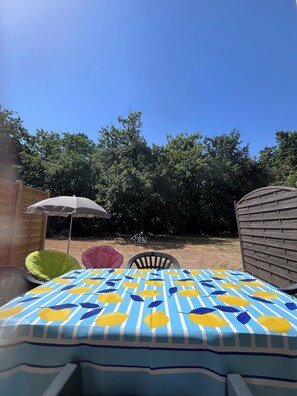 Outdoor dining - Vrbo Property (Soulac-sur-Mer)
