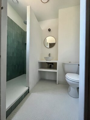 Shower, toilet paper - Villa 52: A Relaxing Duplex Between the Pool and the Beach (Soulac-sur-Mer)