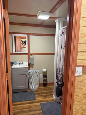 Bathroom - The White Tail (Bluefield)