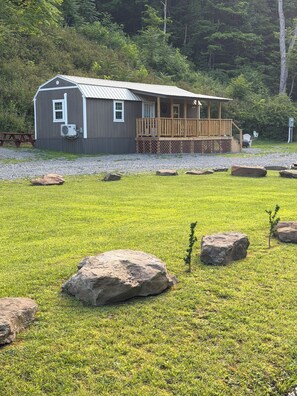Exterior - The White Tail (Bluefield)