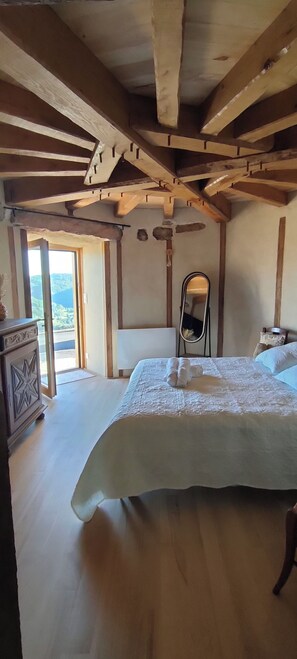 2 bedrooms, iron/ironing board, WiFi - 4-Star Le Pigeonnier Vacation Rental (Castelnau-de-Mandailles)