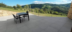 Outdoor dining - 4-Star Le Pigeonnier Vacation Rental (Castelnau-de-Mandailles)
