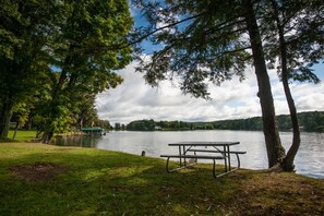 Outdoor dining - The Grove at White Eagle (Hamilton)