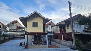 Zona residencial com casas, uma pequena loja e uma escadaria que leva a um nível mais alto.