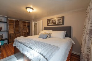 Room - Cozy Brooklyn Retreat w/Parking + Backyard Oasis (BROOKLYN)