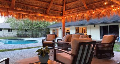 Spacious 4-bedroom house Pool and Tiki Hut in adorable Davie 20 Min to World Cup
