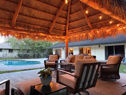 Spacious 4-bedroom house Pool and Tiki Hut in adorable Davie 20 Min to World Cup