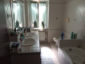Combined shower/bathtub, towels, soap, shampoo - La Casa di Rosa (Campo di Carne)