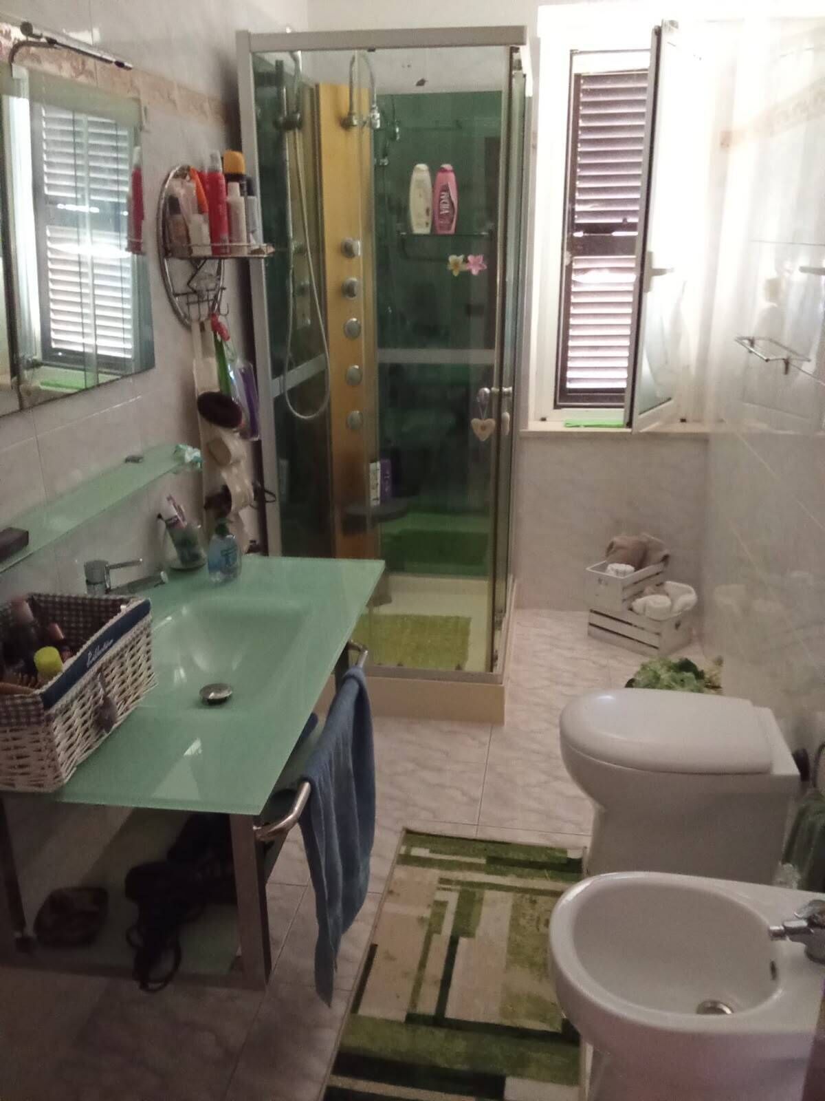 Ensemble douche/baignoire, serviettes fournies, savon, shampoing