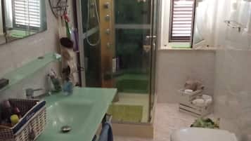Ensemble douche/baignoire, serviettes fournies, savon, shampoing