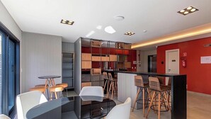 Ein modernes Interieur mit Essbereich, Bar und Küche.