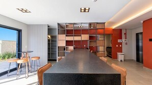 Eine moderne Küche mit einer langen Arbeitsplatte, eingebauten Holzböden und Blick ins Freie.