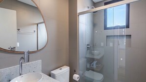 Eenvoudig appartement | Badkamer | Een douche