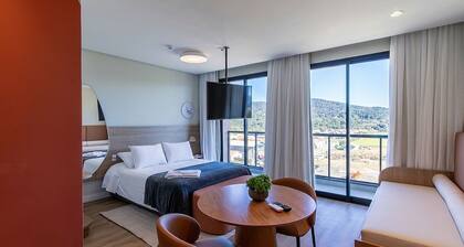 Apt. w/ Balcony and Mtn View Ust0501