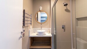 Basic Apartment | Bathroom
