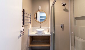 Basic Apartment | Bathroom