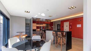 Un interior moderno con comedor, barra y cocina.