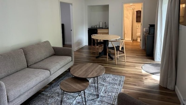 Living area - Hawthorne Suite at The Grove on Lake Moraine (Hamilton)