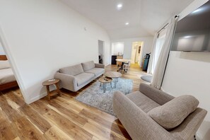 Living area - Hawthorne Suite at The Grove on Lake Moraine (Hamilton)