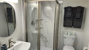 Shower, hair dryer, towels, soap - Hawthorne Suite at The Grove on Lake Moraine (Hamilton)