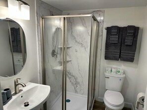 Shower, hair dryer, towels, soap - Hawthorne Suite at The Grove on Lake Moraine (Hamilton)