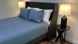 2 bedrooms, WiFi, bed sheets - Hawthorne Suite at The Grove on Lake Moraine (Hamilton)