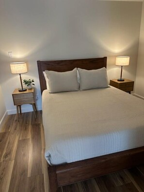 2 bedrooms, WiFi, bed sheets - Hawthorne Suite at The Grove on Lake Moraine (Hamilton)