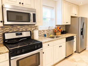 Private kitchen - Charming 3-bedroom house in lovely Silver Spring with AC (Silver Spring)