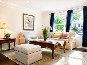 Living area - Charming 3-bedroom house in lovely Silver Spring with AC (Silver Spring)