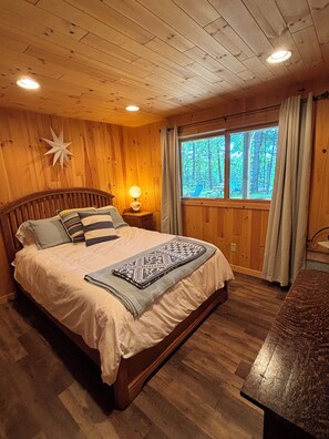 WiFi, bed sheets - Beautiful 3 bed/2bath updated cabin w sandy swimmable frontage & great fishing (Eagle River)
