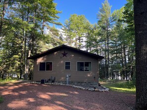 Exterior - Beautiful 3 bed/2bath updated cabin w sandy swimmable frontage & great fishing (Eagle River)