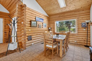 Dining - Quiet Log Cabin Retreat Near Trails & Town (Cloudcroft)