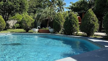 Una piscina al aire libre