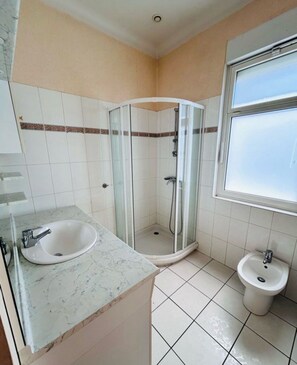 Een douche, toiletpapier